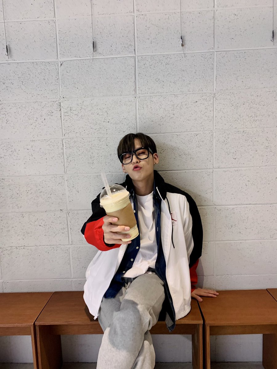 btob2mh's tweet photo. #하다방 미공개 사진🙌 뒤에 걸려있던 그 친구들 입니다🤤 https://t.co/qvXrG7Ipyt