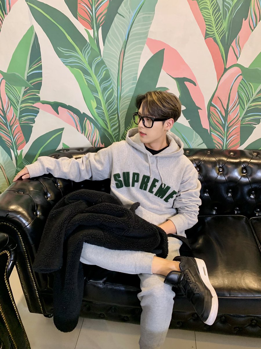 btob2mh's tweet photo. #하다방 미공개 사진🙌 뒤에 걸려있던 그 친구들 입니다🤤 https://t.co/qvXrG7Ipyt