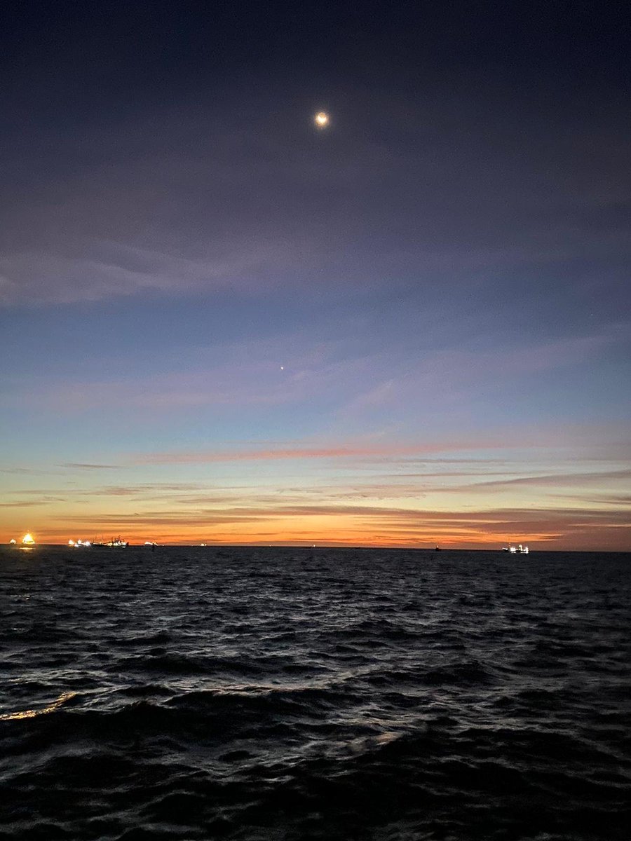 Hoy despedimos el día desde aguas de #Mauritania 🇲🇷, donde se encuentra el buque de acción marítima #Tornado, que continúa realizando el #DespliegueAfricano.

#BuenasNoches ⚓️ 🇪🇸 #SomosLaArmada