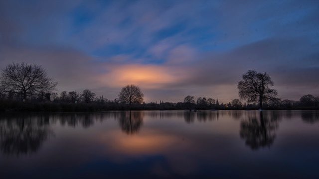 #TwickenhamStadium Glow from #BushPark Boating Pond 7.10am 12.12.2020 
@Teddington_Town @LBRUT @Visit_Richmond1 @theroyalparks @TWmagazines @ParksforLondon @stormhour   @TeddingtonNub @TW11Parish #BeKindToYourParks  @SallyWeather @WeatherAisling