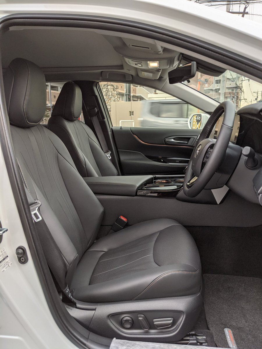 30prius G S 内装はかなり豪華 高級セダンと言っても 差し支えないレベル まぁ 高級せだんですが 運転席は大きくてしっかり 座れるので安定します 助手席も同じく ただ 後部座席は 運転席を 俺の位置に合わせてあるのも あるけどちょっと狭い 30prius G S 内装はかなり豪華 高級セダンと言っても 差し支えないレベル まぁ 高級せだんですが 運転席は大きくてしっかり 座れるので安定します 助手席も同じく ただ 後部座席は 運転席を 俺の位置に合わせてあるのも あるけどちょっと狭い