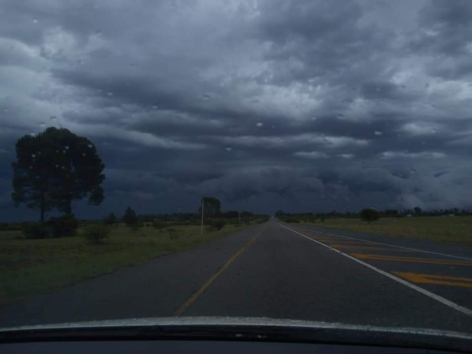 ReenvalIn's tweet photo. This morning dark and stormy βοΈ between Hennenman en Riebeeckstad, #Free_State πΈ Riana Claassens @afriwx @SAWeatherServic @AnnetteBotha_WX @debeer_anika @JoelGuy_ @AfricaWeather_ @Themeteoguy @maroelamedia @landbou @vslandbou @TheSAnews @TeamNews24 @zarsg @huisgenoot https://t.co/R0qwh90MML