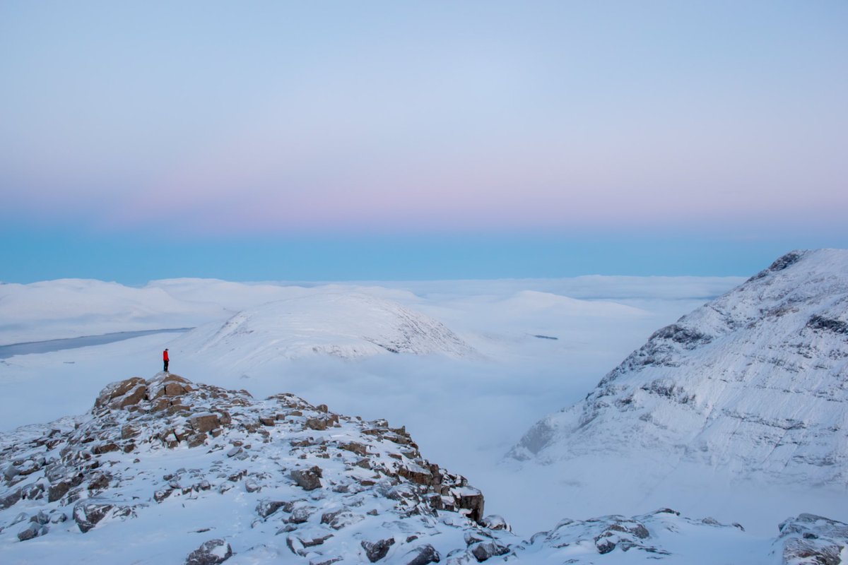 _liam_campbelll's tweet photo. Last weeks winter sunset on the Buachaille Etive Beag! ❄️🌅🏴󠁧󠁢󠁳󠁣󠁴󠁿 #visitscotland #scotspirit #munrobagging #scotland #getoutside #osmaps #picoftheday #PictureOfTheDay #mountains #sunset #InternationalMountainDay #photography #outdoor https://t.co/n6wRoNmq34