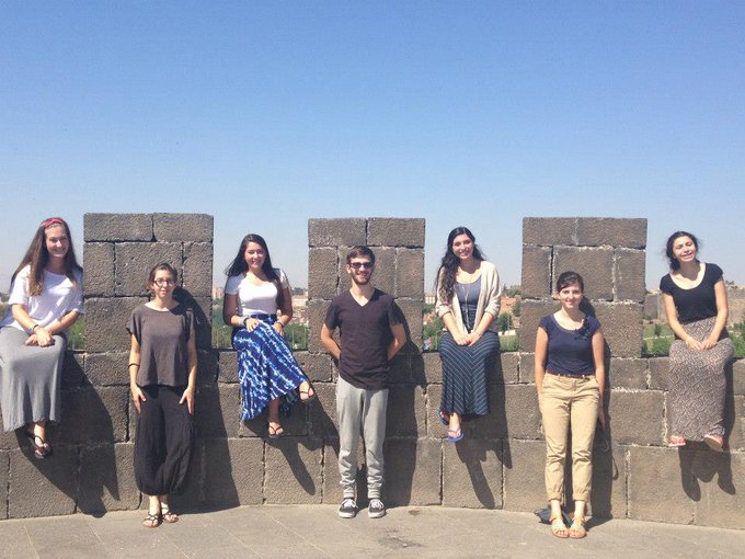 saripiso1's tweet photo. #diyarbakır #Mardinkapi Keçi burcunda Mısafır gelen Üniversite gençler hetire fotrafı çekmişler.
Geçen yıldan fotograf : Mine Demetoglu https://t.co/lzOcSGYP4T
