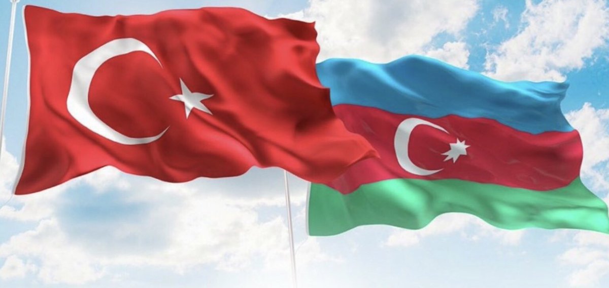 "Aras'ı ayırdılar
Kum ile doldurdular;
Men senden ayrılmazdım
Zor ile ayırdılar,
Ay Lâçin, can Lâçin,
Men sene kurban Lâçin"

Esir kalmış #Türk Toplulukları üzerindeki baskıyı anlayabildik mi?
Ey #İran Eğer sen zulüm yapmıyorsan bu şiirden bu korku niye!