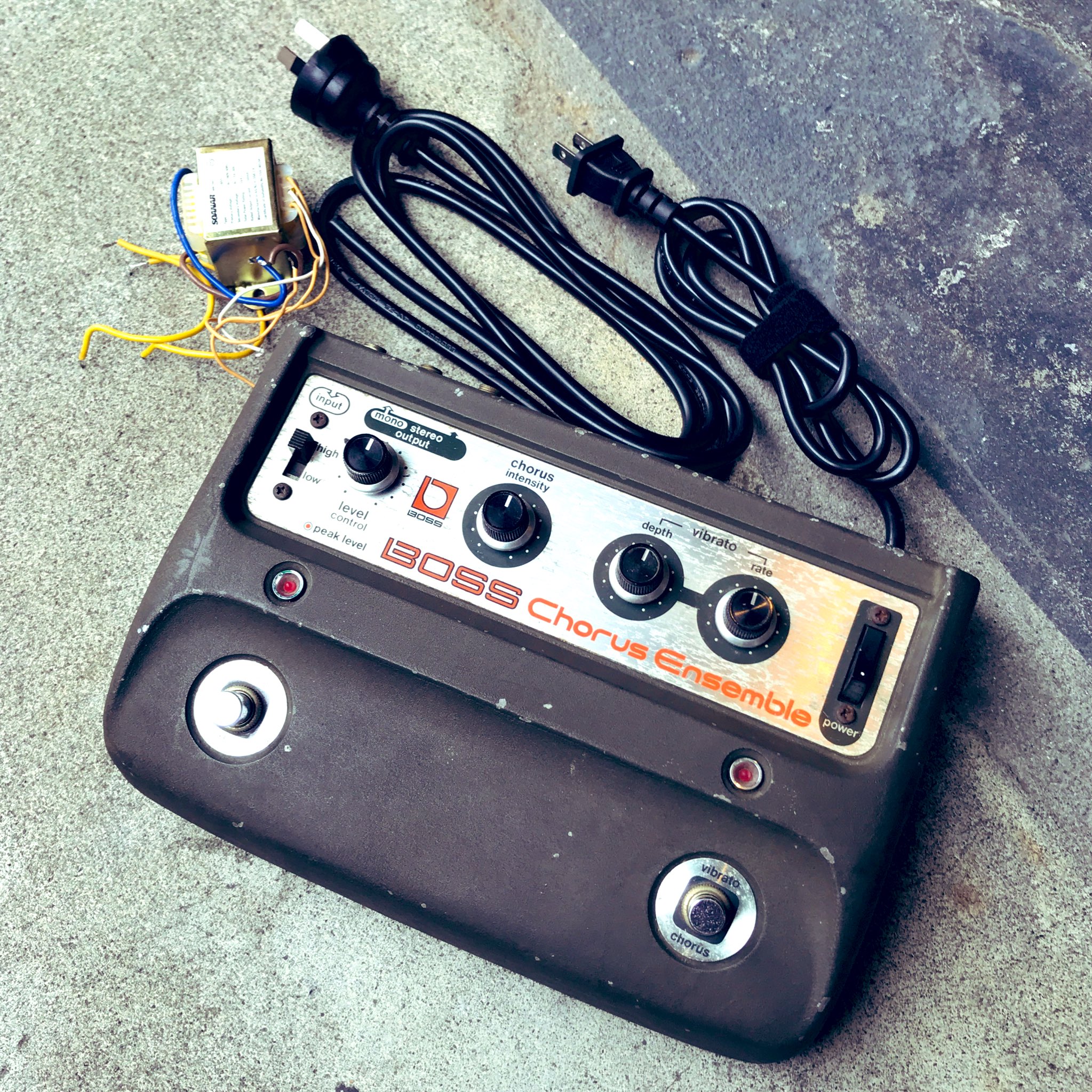 ＢＯＳＳ　ＣＥ－１　エフェクター　フルシアンテ　char  オペアンプ　交換品 BOSS CE-1を年代別にレビュー！製造年の判別方法も紹介 | 魔法の箱研究