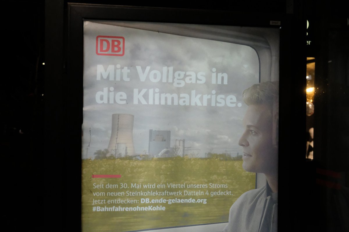 Fünf Jahre nach dem Pariser Klimaabkommen sind letzte Nacht in der #Witten Innenstadt Plakate der <a href="/DB_Bahn/">Deutsche Bahn Personenverkehr</a> aufgetaucht, mit denen auf das Greenwashing der #DB aufmerksam gemacht wird. Wir von @EndeGlände sind wütend und enttäuscht und richten uns mit der Aktion direkt an die #DB.