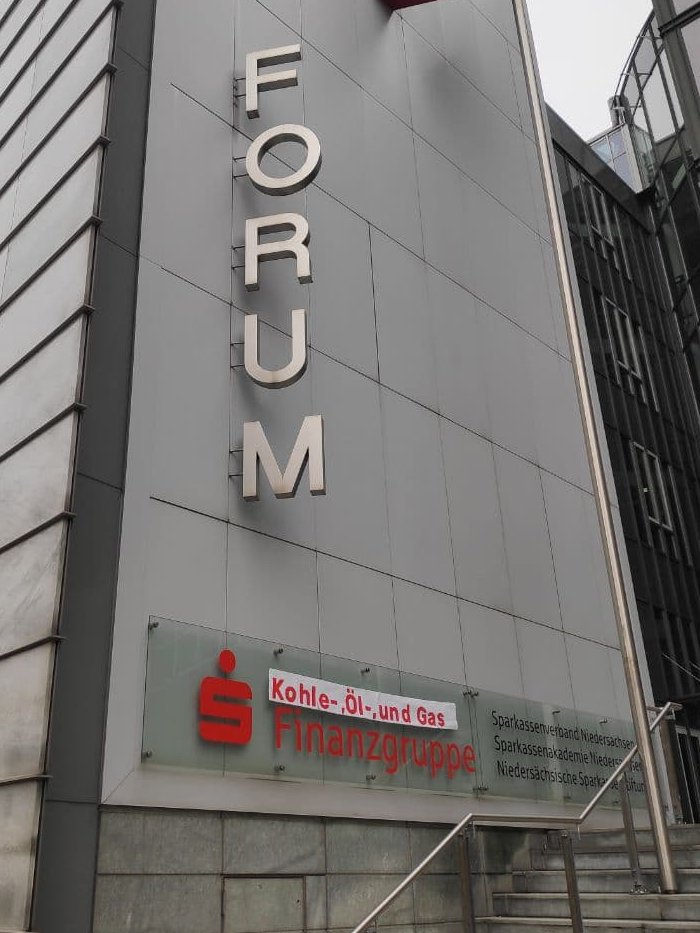 Pünktlich zum 5-jährigen Jubilium des #ParisAgreement scheint sich der <a href="/sparkasse/">Sparkasse</a> Verband Niedersachsen in Köhle Öl und Gas Finanzgruppe umbenannt zu haben. Auch wir waren von der Ehrlichkeit und dem ausgeweitetem Produkt-Portfolio überrascht. <a href="/dsgv/">DSGV</a> <a href="/SparkasseL/">Sparkasse Lüneburg</a>