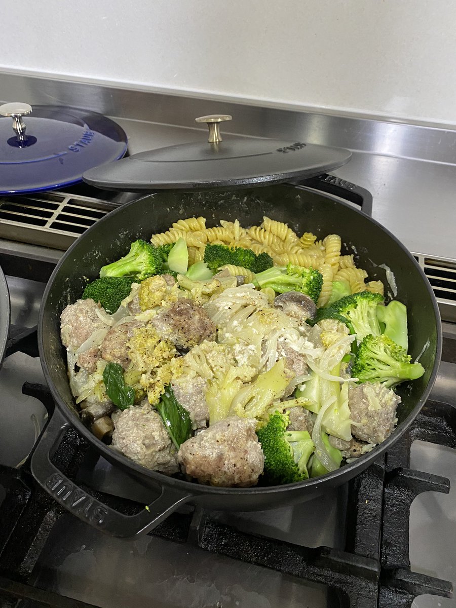 伯母直美 管理栄養士 旬菜料理家 畑のカリフラワーとミートボール煮込み オンラインでトレーニング中 煮込み料理が完了 無水調理の利点 野菜の水分で仕上げにパスタを投入 カリフラワーはクタクタになるまで煮るの大好き あと入れブロッコリーで食