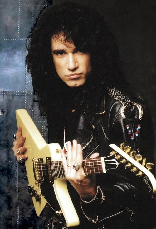 Happy Birthday to former KISS guitarist Bruce Kulick. He turns 67 today. 