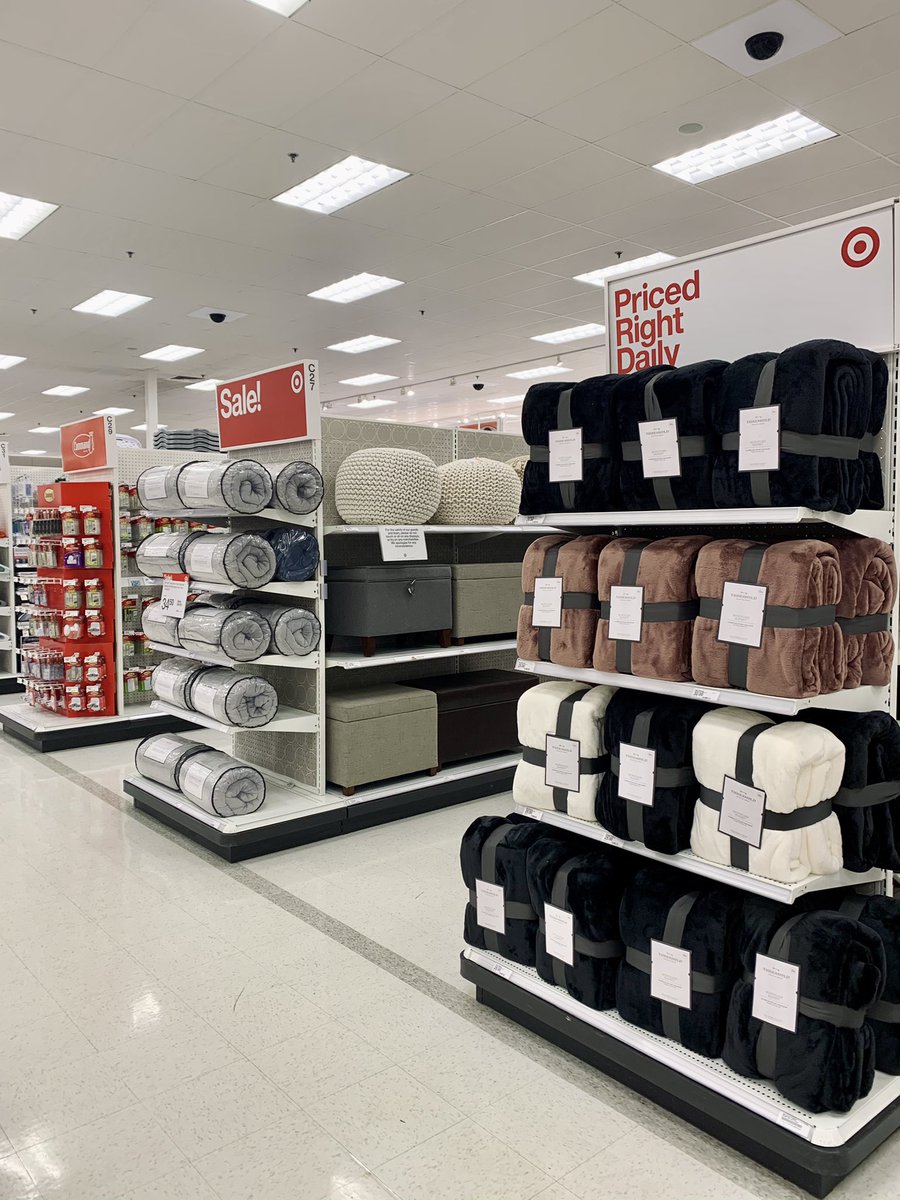 _paigeptarget_'s tweet photo. Peep these endcaps that are full of gift-giving inspo! Were ready to deliver exactly what our guests need in domestics this weekend! #happyholidays #buildthatbasket 

@JenniSilverth11 @_TheNickOwens @Dewayman @TargetCher https://t.co/0o1avh4Jbg