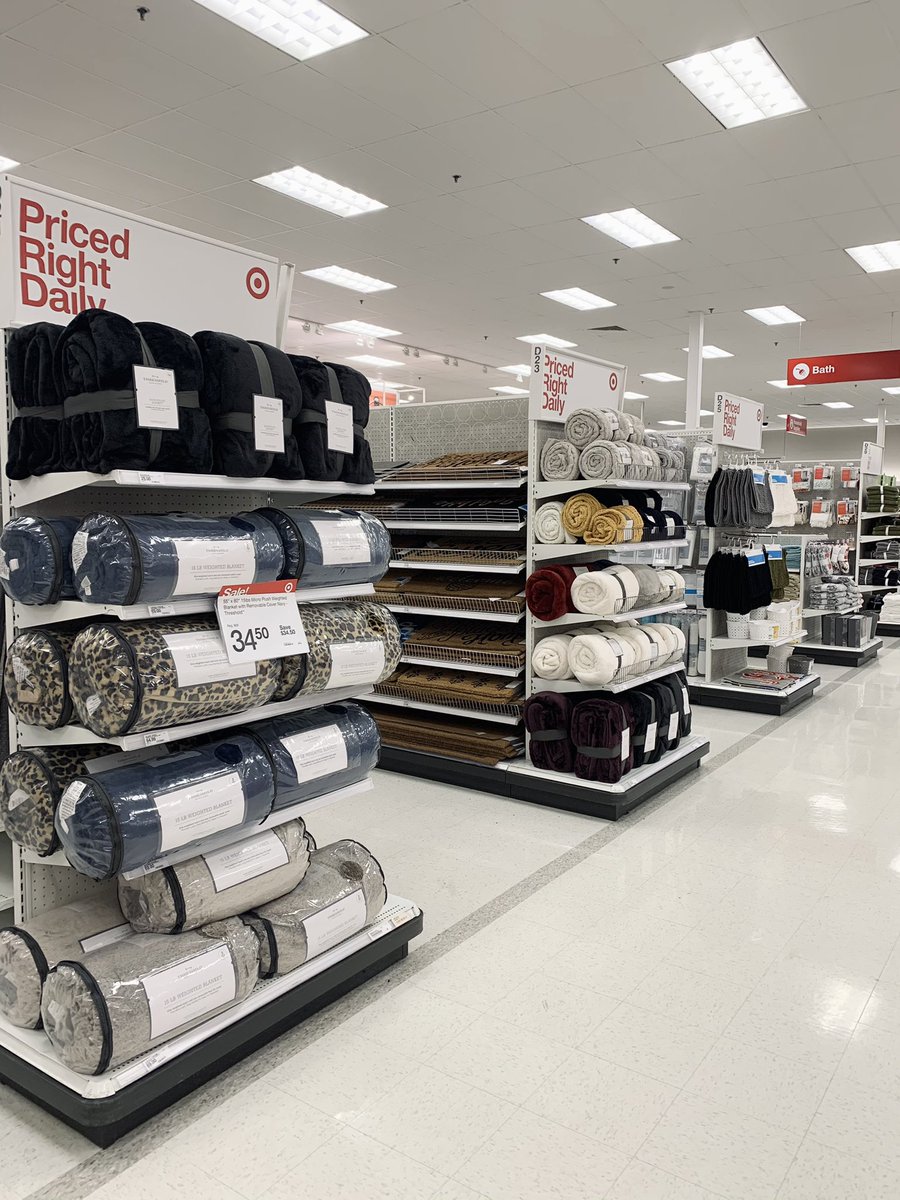 _paigeptarget_'s tweet photo. Peep these endcaps that are full of gift-giving inspo! Were ready to deliver exactly what our guests need in domestics this weekend! #happyholidays #buildthatbasket 

@JenniSilverth11 @_TheNickOwens @Dewayman @TargetCher https://t.co/0o1avh4Jbg