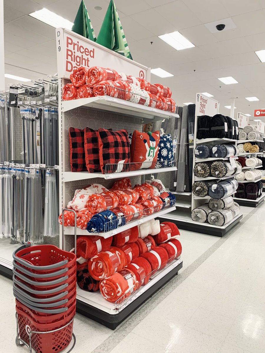 _paigeptarget_'s tweet photo. Peep these endcaps that are full of gift-giving inspo! Were ready to deliver exactly what our guests need in domestics this weekend! #happyholidays #buildthatbasket 

@JenniSilverth11 @_TheNickOwens @Dewayman @TargetCher https://t.co/0o1avh4Jbg