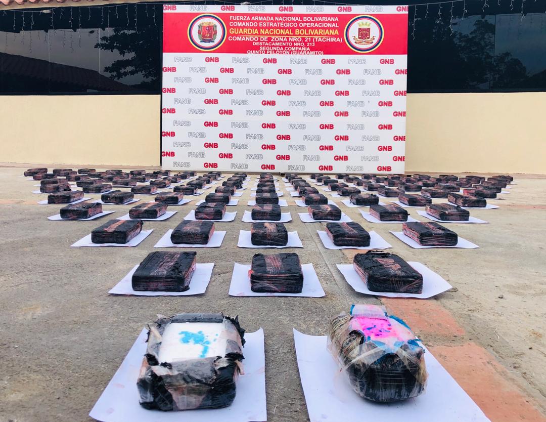 dcr_349's tweet photo. Efectivos del .@GNB_ColonD213, en el PAC Mata de Curo, INCAUTARON 108,00 kilos de presunta cocaína, al lograr la detención de 1 Cddno. quien la transportaba oculta en 03 compartimentos secretos de un vehículo.#12Dic #FANB #ANEsPoderPopular #AmoryLealtadAChávez
.@FabioZavarsep https://t.co/u2cnzStlm6