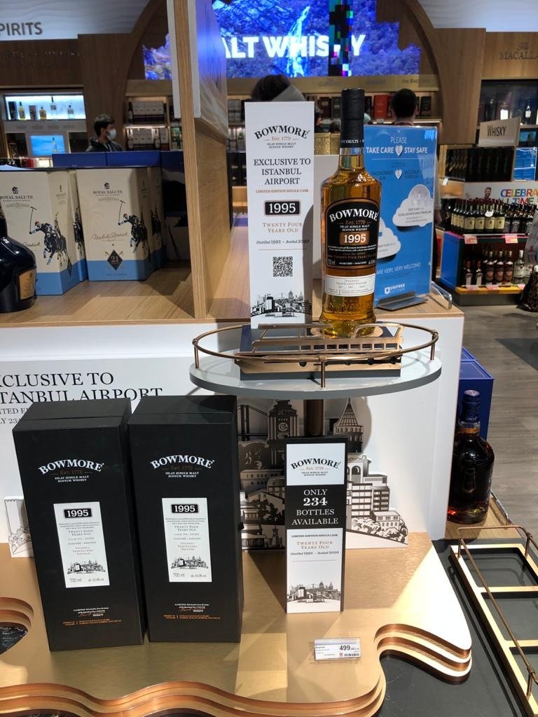 Geçtiğimiz haftalardaki #podcast lerimden birinde <a href="/bowmore/">Bowmore Whisky</a> un İstanbul Havalimanı için özel bir vintage şişeleyeceği müjdesini vermiştim.

<a href="/unifreetr/">Unifree Duty Free</a> 
234 şişeyle sınırlı Bowmore 1995 gelmiş👍🥃
(ben alanda değilim, bir arkadaşım gönderdi)