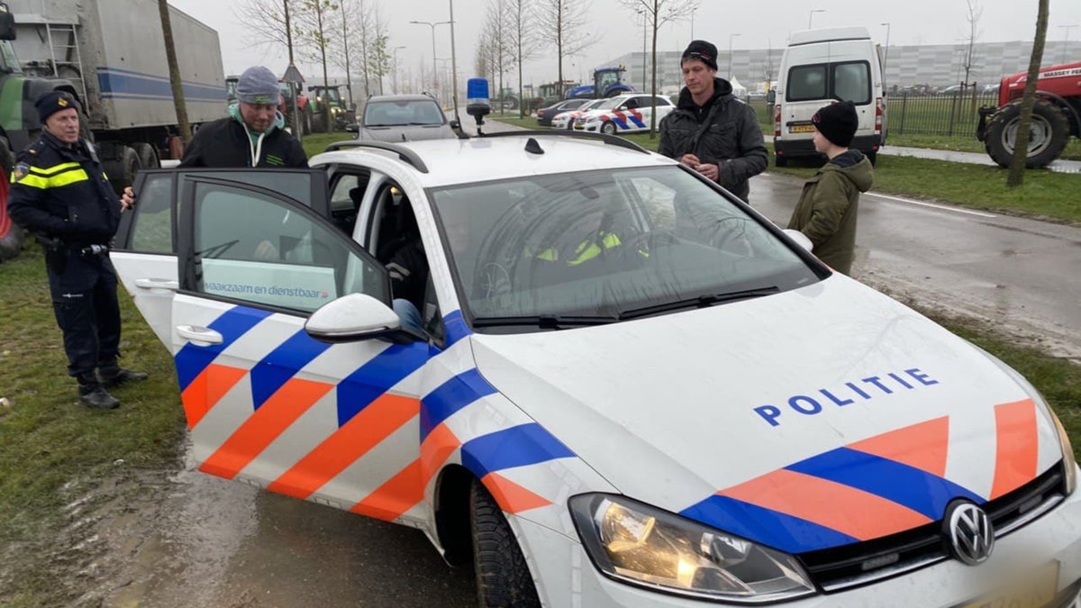 Actievoerende boer onder politie-escorte naar Zwolle voor onderhandelingen..
