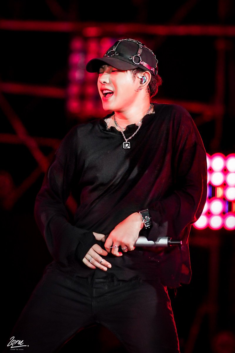 Lorm_Tai_Peak's tweet photo. still so damn hot as always 🥺💓

#peckpalitchoke
#palitgallery
#TheMomentsOfLorm_Tai_Peak
#เป๊กผลิตโชค 
#BMMFxPeck https://t.co/oUBV2F2wo8
