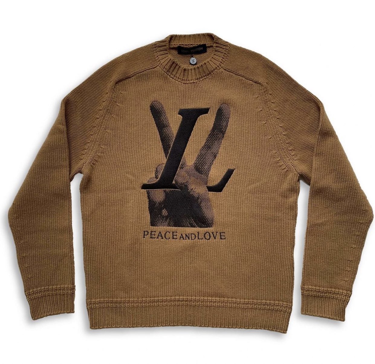 Outlander Magazine on X: SS24 Louis Vuitton T-Shirt by Pharrell!🖤 https:// t.co/y3rsytp35i / X