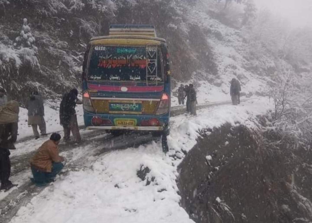 TariqNaqash's tweet photo. A close shave.
The passenger coach heading #Reshian village of #Jhelum valley district escapes accident on the snowcapped track amid continuous snowfall.
Thanks to Allah SWT https://t.co/GOYL6pB7AB
