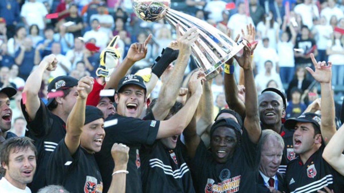 Los Angeles Galaxy - D.C. United (1999)Segunda ocasión en la que  #LAGalaxy se enfrentaba a  #VamosUnited, y los capitalinos volvían a lograr la victoria y certificaban la primera dinastía de MLS, con tres  #MLSCup  . Los 'Galácticos' no estuvieron acertados de cara a portería.