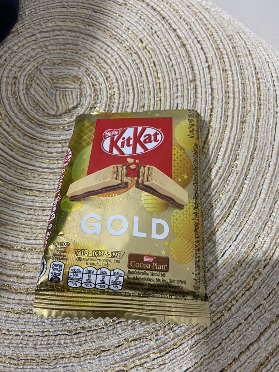 ConanRiddle's tweet photo. ตำตามรีวิว #KITKATGOLD รสชาติใหม่แบบลิมิเตดของคิทแคท ช่วงนี้ใครเข้า 7-11 น่าจะเห็นผ่านๆตาบ้าง บอกเลยว่าควรหยิบน้องติดมือมาด้วย อร่อยมาก #รีวิว https://t.co/80lHZhLQnX