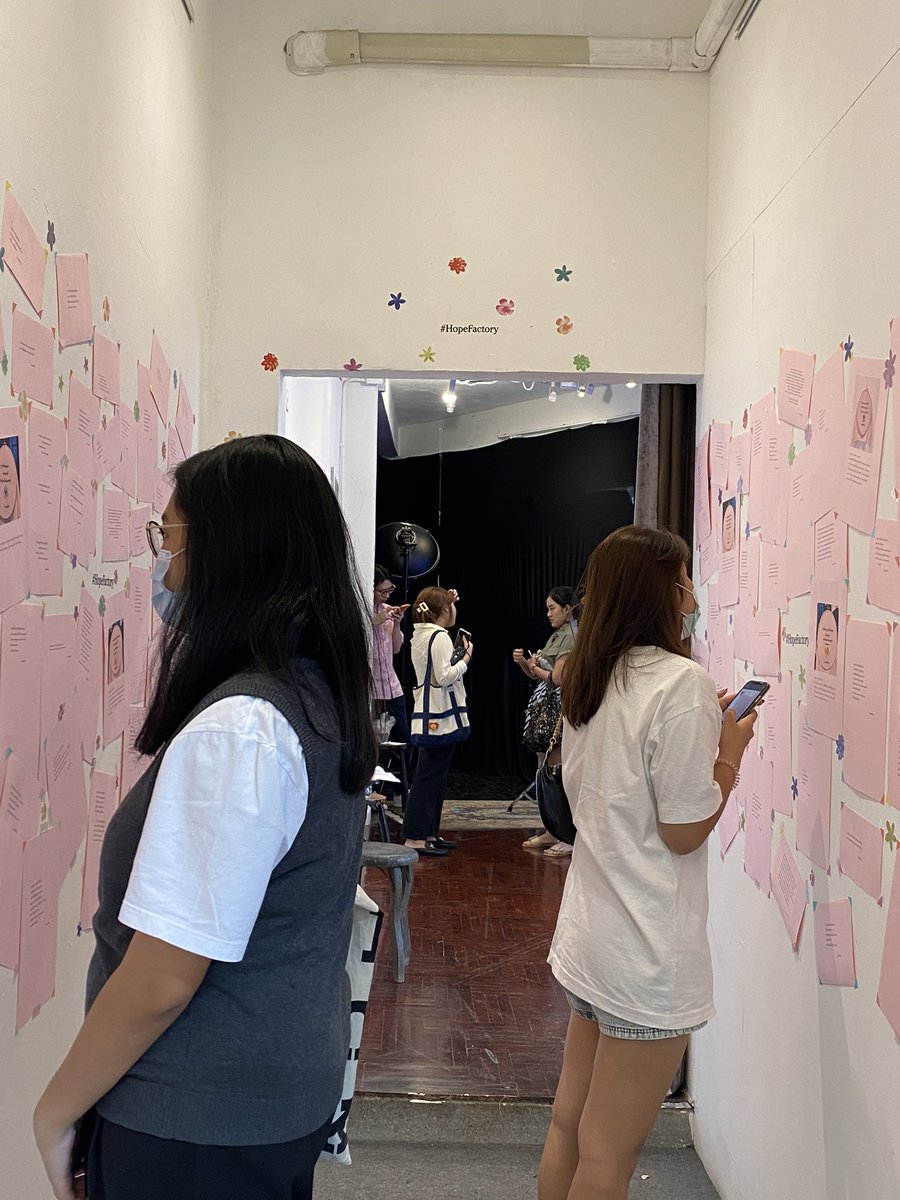 yuthegod's tweet photo. มะวานเพื่อนพาไปงาน #hopefactory เป็นนิทรรศการเร้กๆ น่ารักมาก🤍 เติมความ positive ให้ชีวิต จัดถึงมกราเลยมั้ง ที่ foto club เจริญกรุง มีหนังสั้นให้ดูด้วยย https://t.co/U90N8AbbuB