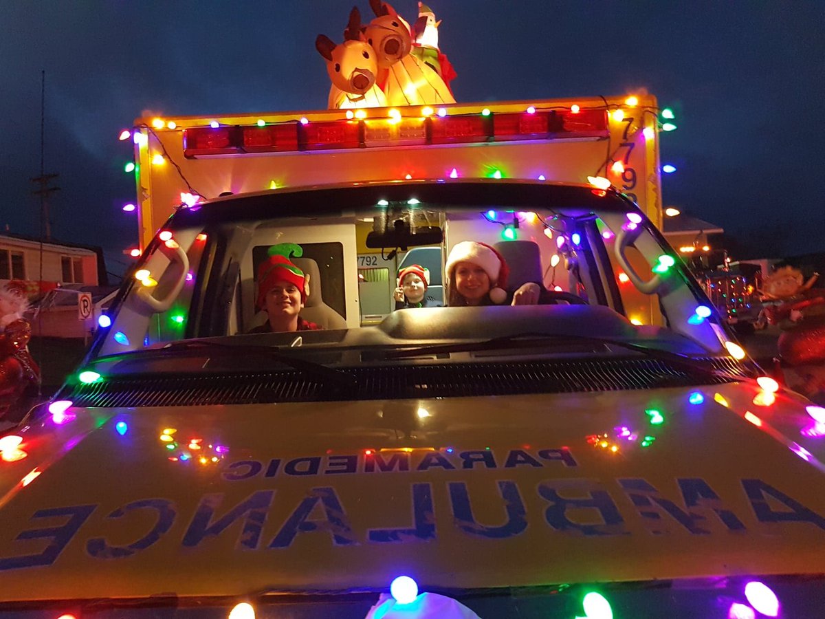 CoopParamedic's tweet photo. La semaine dernière, nous étions présents au défilé 🎄 du Père Noël 🎅 à Fort-Coulonge! Ça fait de bien de mettre un peu de lumière en ces temps de pandémie.

#noël #joyeuxnoel https://t.co/O525X1z7sR