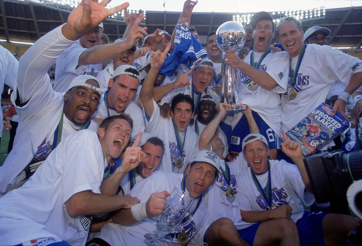 Kansas City Wizards - Chicago Fire (2000)Un solitario gol de Molnar en una de las pocas llegadas dio la  #MLSCup   a un  #SportingKC   que se mantuvo firme y con una gran defensa ante las acometidas de  #CFFC, que puso a Meola como un héroe como 10 paradas.