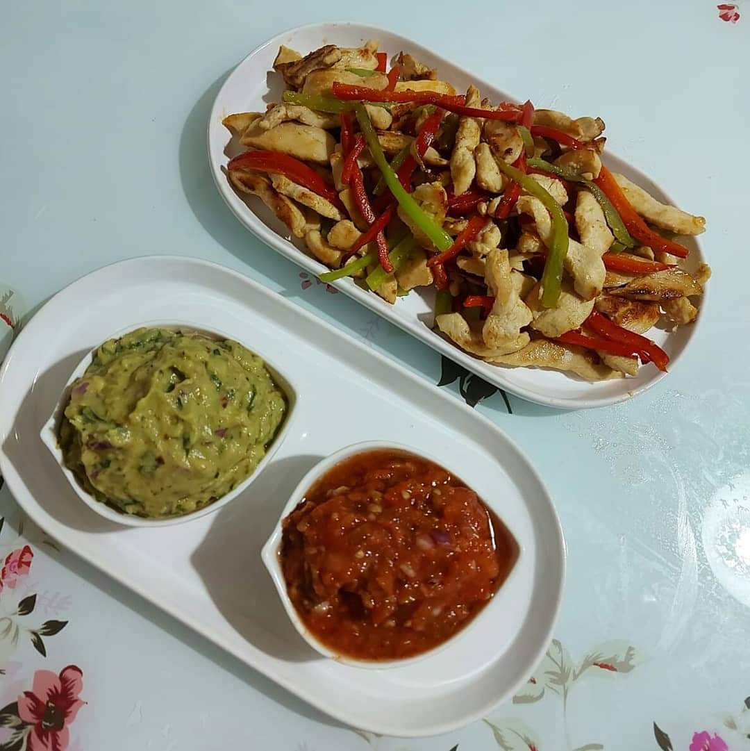 osmangazibist's tweet photo. Yiyecek İçecek Hizmetleri Alanımızdan #uzaktaneğitim konusu ve #haftasonu önerisi "Fajita, guacamole sos, salsa sos" Alan öğretmenlerimizin ve öğrencilerimizin ellerine sağlık 🍴
@nurtutkun2
#okul #meslekieğitim #okulmutfakta #okulevde
#fajita #salsasos https://t.co/1j8qPDEhoU