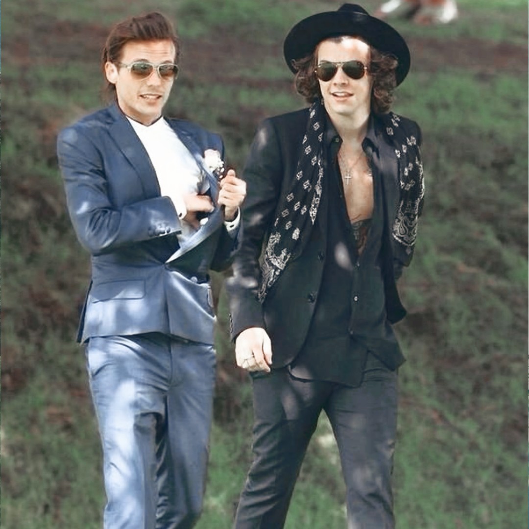 - Escapade( https://archiveofourown.org/works/4034197/chapters/9071932)