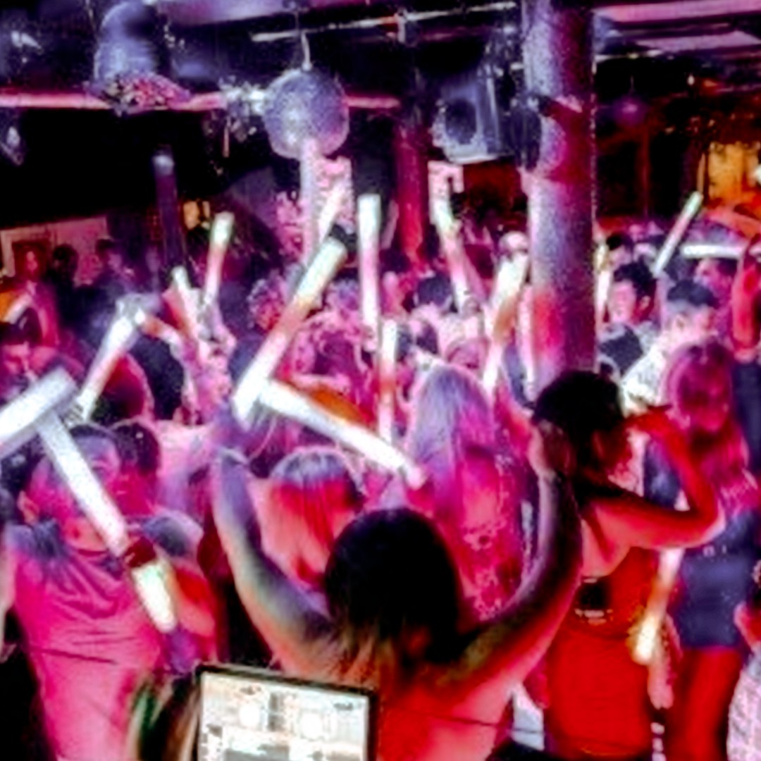 - Red Brick Heart( https://archiveofourown.org/works/969552/chapters/1904081?view_adult=true)