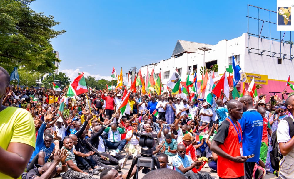 Bangeli9's tweet photo. C'était vraiment du chaud en @MairieBujumbura. Les Burundais ont très bien accueilli la décision du Conseil de sécurité des nations unies de retirer le #Burundi sur son agenda politique. https://t.co/vuwPWbEUvj