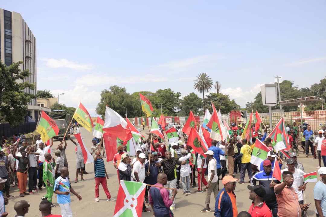 Bangeli9's tweet photo. C'était vraiment du chaud en @MairieBujumbura. Les Burundais ont très bien accueilli la décision du Conseil de sécurité des nations unies de retirer le #Burundi sur son agenda politique. https://t.co/vuwPWbEUvj