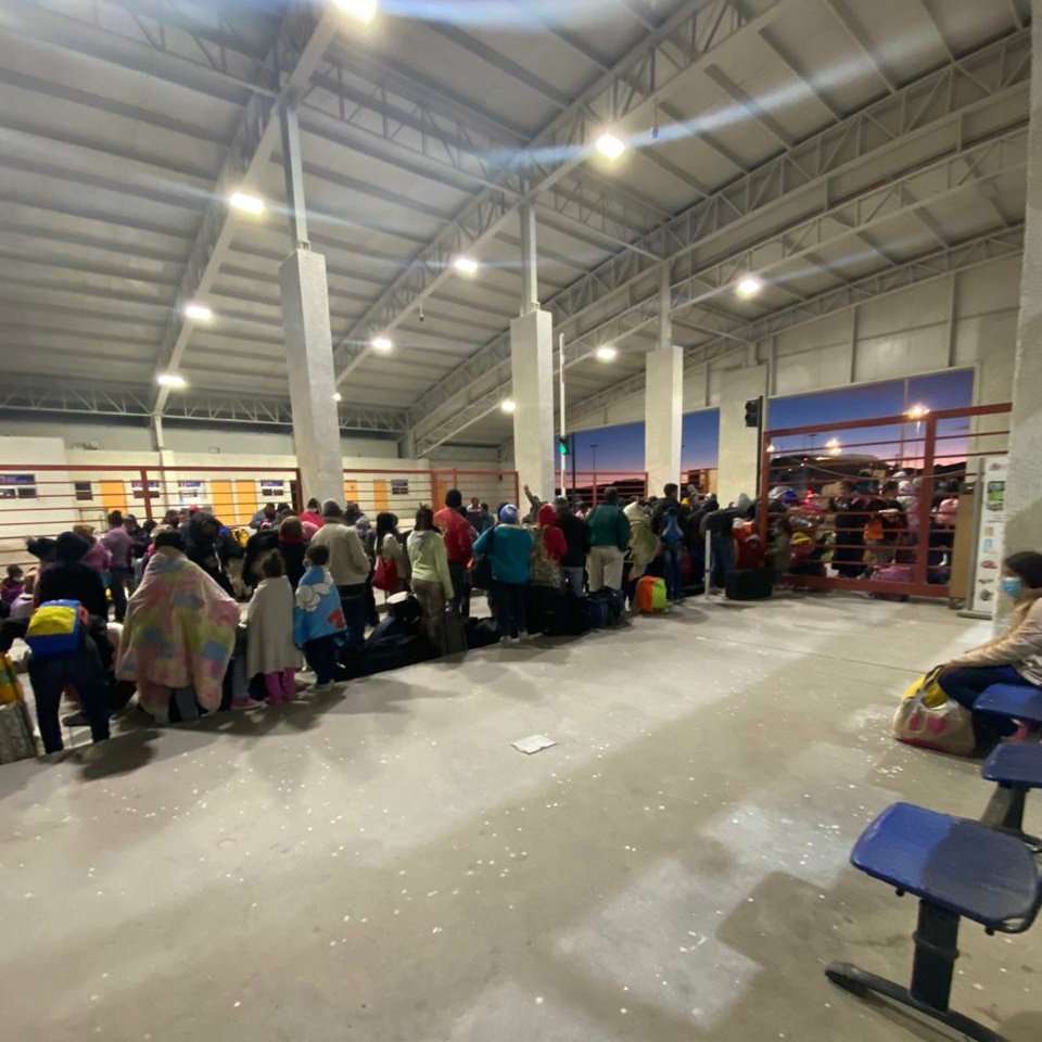 MarcoTarapaca's tweet photo. .@pdazan falta a la verdad diciendo que la única frontera es el aeropuerto de Stgo, en #Tarapacá tenemos una crisis migratoria. Comparto la declaración del Alcalde Soria: "Hay un descontrol en la frontera", basta del desconocimiento de lo q se vive en regiones. #Iquique -  [1/2] https://t.co/7jmeWTFLB6