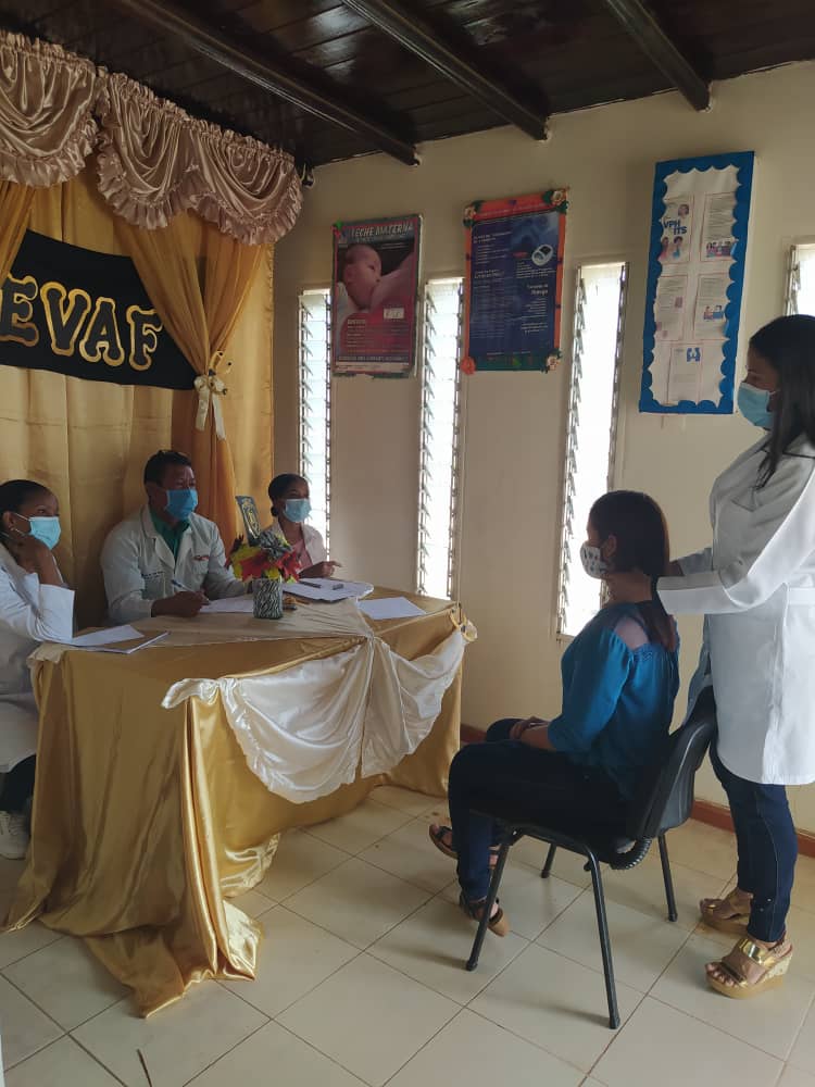 Cubacooperabol2's tweet photo. #CubaEduca 🇨🇺🇻🇪👉El #PFMIC en #VNZ tiene como propósito la capacitación de médicos para el servicio público y centra la formación en un modelo educativo basado en la comunidad. #JornadaDíaEducador @Cubacoopera_Ve3 @AdanVillavicen5 @Anayans09695629 @LilyWad75051099 https://t.co/jhdhWJmMsZ