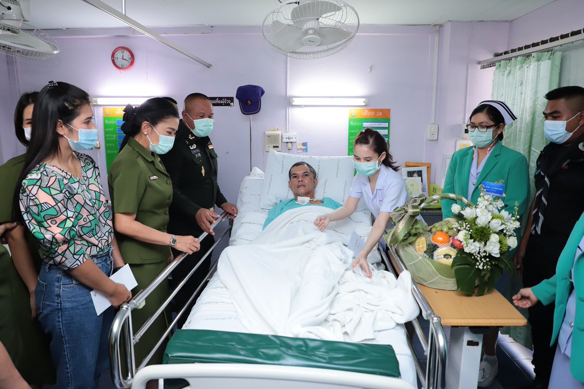 Army4PR's tweet photo. “ประธานสมาคมแม่บ้าน ทบ. สาขา ทภ.4 เยี่ยมผู้ป่วยเจ็บจากการปฏิบัติราชการสนาม”

เข้าเยี่ยมกำลังพลของ ทภ.4 ที่เป็นผู้ป่วยเจ็บจากการปฏิบัติราชการสนาม พ��้อมกันนี้ได้มอบกระเช้าให้แก่คณะแพทย์และพยาบาล ที่ปฏิบัติหน้าที่ ณ รพ.รร.6 กทม. https://t.co/mDyPGtCkHr