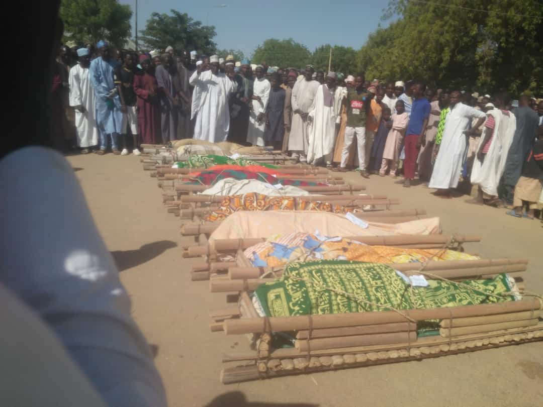 AliyuBarnoma's tweet photo. INNALILLAHI WA'INNAH ILEHIRAJI'UN.😭😭
 Kulli Nafsin Za'ikatul maut😭😭
10 of our friends had an accident on their way to seat for navy examination and they all died. Don't hesitate to pray for them may their gentle soul rest in jannah.😭😭😭😭😭😭 https://t.co/7WdacNs3JU