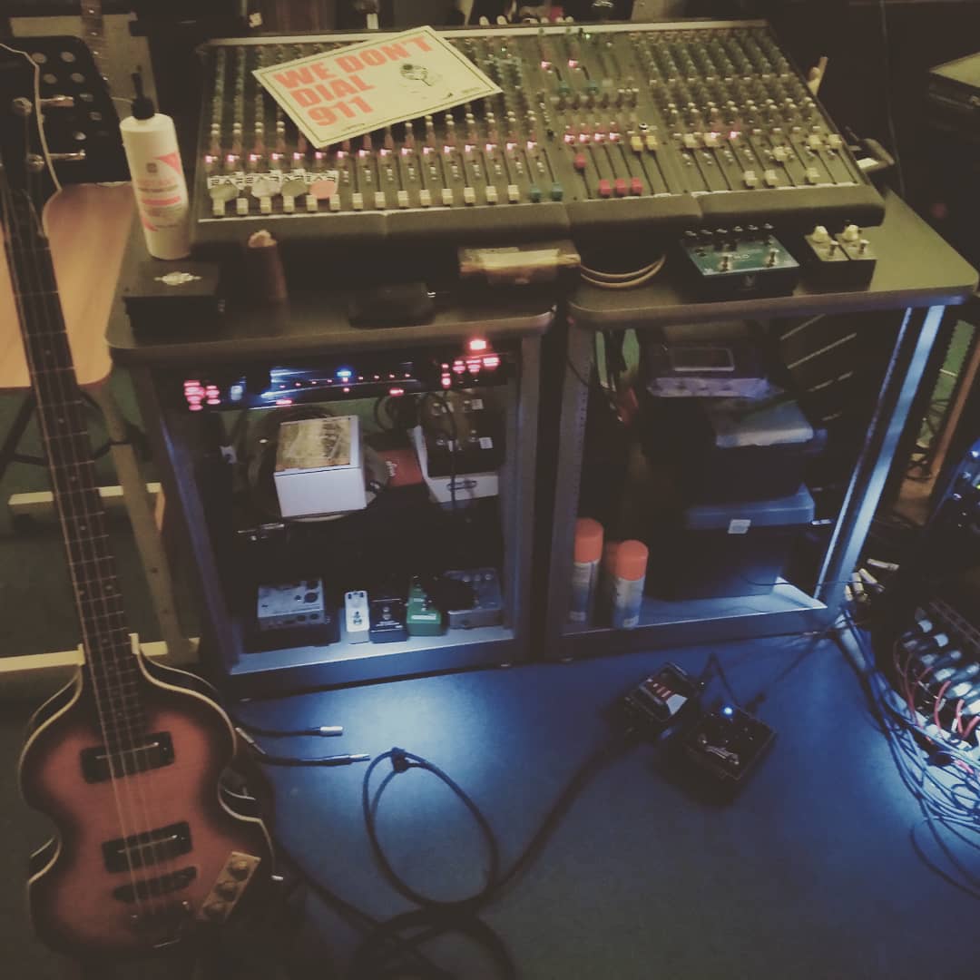Mixboy2105's tweet photo. Day 269 #RMCO : Recording piano and orchestra parts with @safe_melaka during the day. Recording drums and bass with @larseniband at night
@Akai_Pro #mpk88 @Epiphone
#violabass @Radial_Eng #JDI @aguilaramp #tonehammer @KorgUSA #dtr2000 #Studio2105 #recordingstudio https://t.co/ReMRTbRXoo