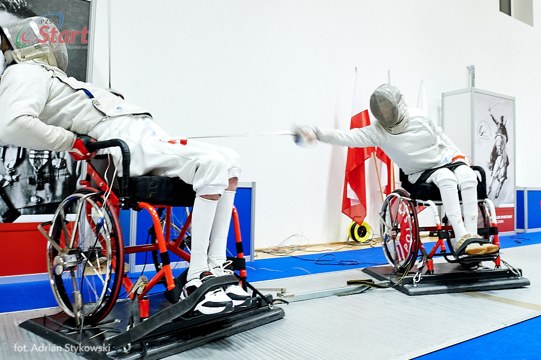 PZSNStart's tweet photo. W stolicy trwają Mistrzostwa Polski w szermierce na wózkach! 🤺🤺 Jak widać, zwyciężczyni Plebiscytu @Paralympic_PL do twarzy ze statuetkami ;) 

Mowa oczywiście o Kindze Dróżdż 😍

📸 Adrian Stykowski / PZSN Start

@SPORT_GOV_PL @funduszpfron @Niepe_pl @warszawa https://t.co/BZKjZGCoWD