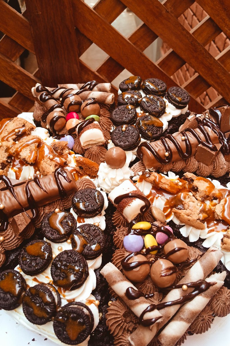 moenagarden's tweet photo. Kikoo Aujourd'hui et demain des parts de gateaux x friandises disponibles a la boutique 2000 la part(8 part disponibles.
Oreo 
Cookie
Toblerone twix
Smarties x cigarette x malteser)
Réservez la votre passer, ou faites vous livrer.
#carinesfactory #xmas #tgtwittos #team228 #TT228 https://t.co/lbK1aBDMTS