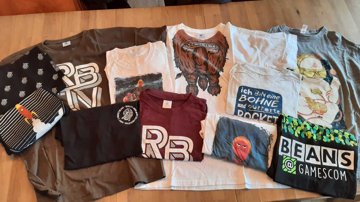 Ho, Ho, Ho, kleines Gewinnspiel 🎅

Schickt mir unter diesen Tweet euer #RBTV Weinachts-Fanart bis zum 15.12 16uhr.

Ihr könnt 11 Rbtv Shirts (alle Größe L und kaum getragen) gewinnen. Porto trage ich.

Würde mich über etwas Reichweite von <a href="/TheRocketBeans/">Rocket Beans TV</a> freuen ❤❤❤