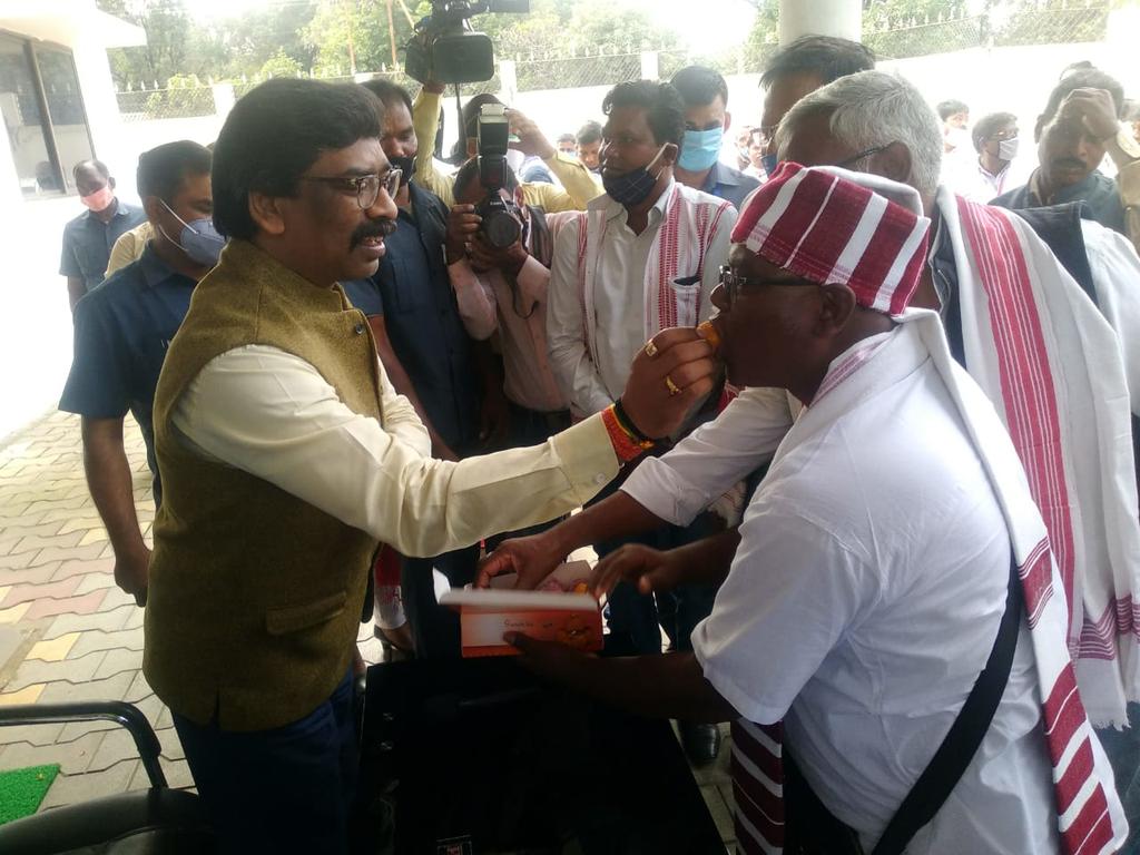 AlijcsS's tweet photo. झारखंड विधान सभा से "सरना आदिवासी धर्म कोड" पारित कर माननीय मुख्यमंत्री @HemantSorenJMM जी ने  @DharmguruT जी को मिठाई
खिलाकर दशकों के संघर्ष को सम्मान दिया और धर्मगुरु बंधन जी से आर्शीवाद लिया!
Cc: @narendramodi @RahulGandhi @MamataOfficial @bhupeshbaghel @nadeeminc https://t.co/cW25nCj7LE