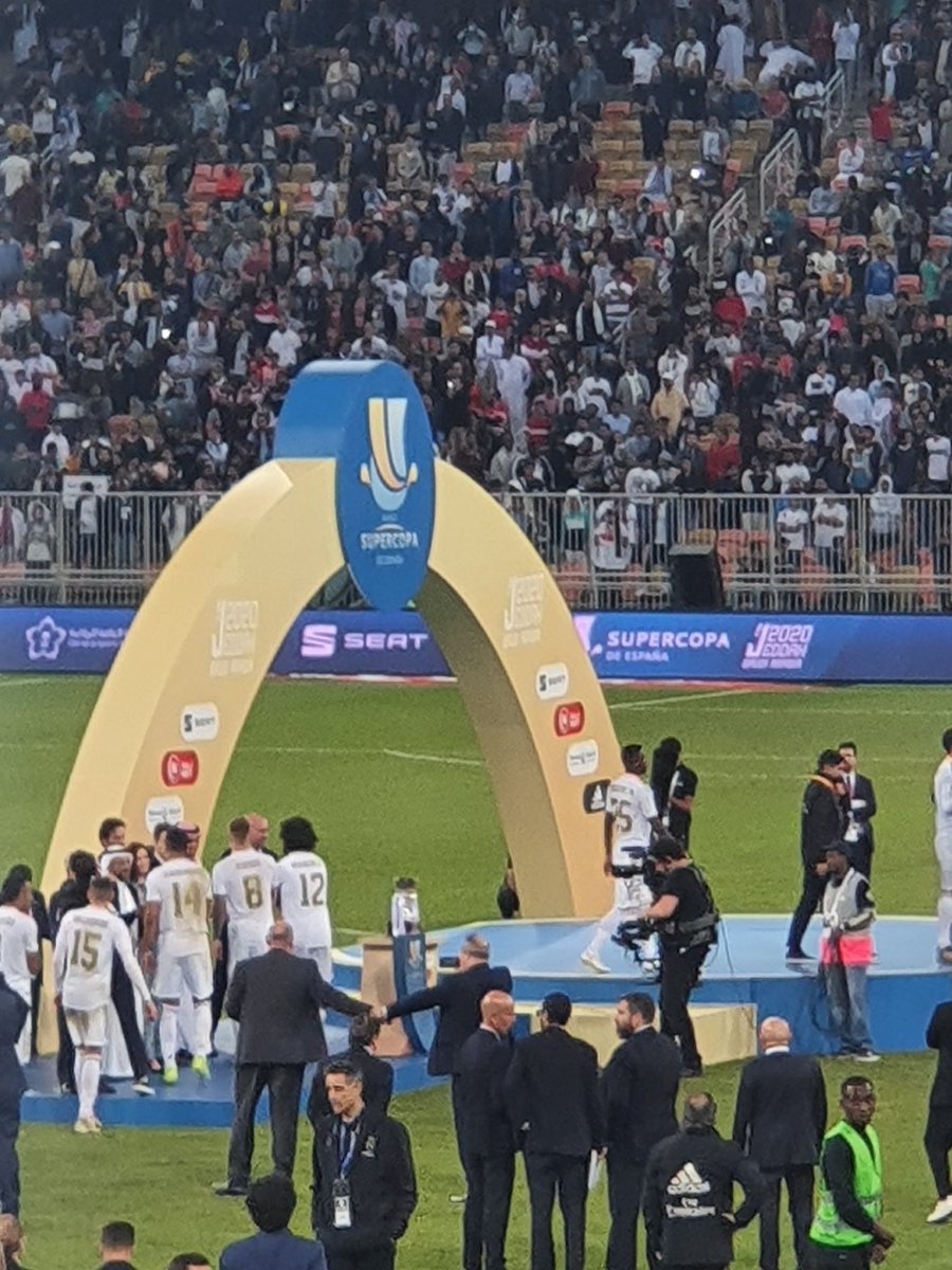 بداية مراسم تتويج الملكي بكأس السوبر الإسباني .