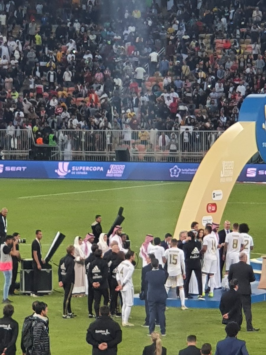 بداية مراسم تتويج الملكي بكأس السوبر الإسباني .