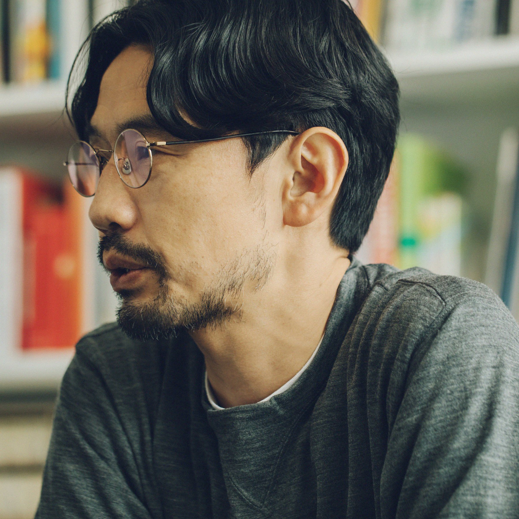 Jins 印象を着替える 品格フレーム さりげなくかけられて服を引き立ててくれるメガネ 黒縁のスクエアフレームの印象が強い荒木さん メタルフレームのメガネをかけた姿は新鮮で まさに 第二印象 という言葉がピッタリ Jins 印象を着替える