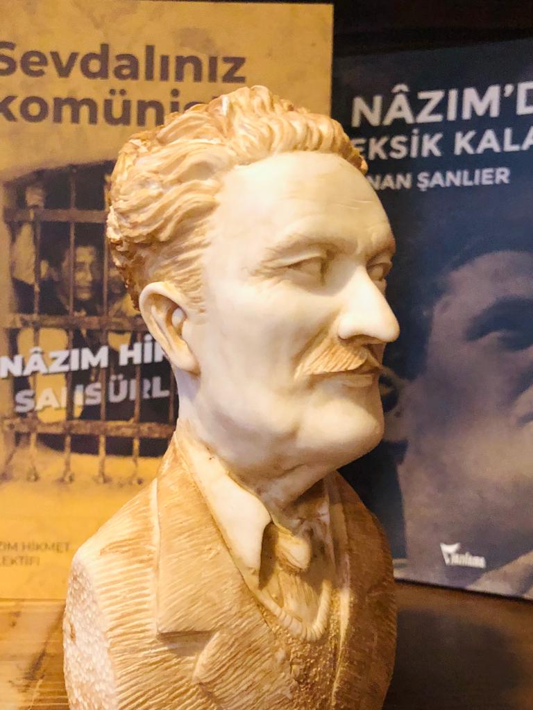 NHKMKitabevi's tweet photo. El emeği heykeller kitabevimizde satışta✨
Detaylı bilgi ve satın almak için 👉DM
#heykel #miniheykel #nazımhikmet #che #figure
#hediyefikirleri #hediye #yeniyıl #yılbaşı #nhkmkitabevi https://t.co/ifdfY5eGW8