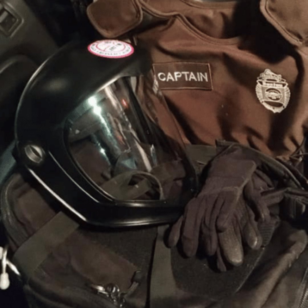 EMSmemorial's tweet photo. Body armor, needle-proof gloves, and a face shield = tools of the trade. EMS providers are more than just a ride to the hospital.
#emsmemorial #emscss #committmentservicesacrifice
https://t.co/tfzmqlXuTY https://t.co/ySYuiVvULi