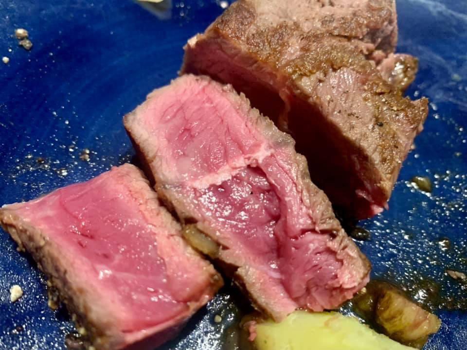 はがゆうこ はがゆうおやつ工房 赤身肉が好き 分厚いステーキ 赤身肉をちょうど良く焼いて 付け合わせは じゃがいも 蓮根 にんじんを 圧力鍋で蒸しただけ 簡単だけど極上美味しい 週末ディナーです