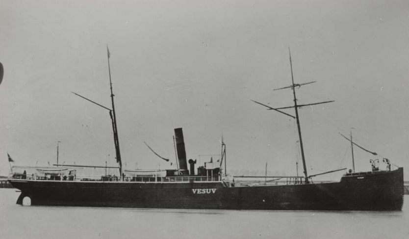 In April 1889, two steam ships were spotted approaching the icebound port of Hanko: Det Forenede Dampskibs-Selskab ( @DFDSGroup) had sent Europe's strongest  #icebreaker, the 1,000-horsepower Bryderen, to break a path through the ice for the 912-tonne cargo ship Vesuv. (3/9)