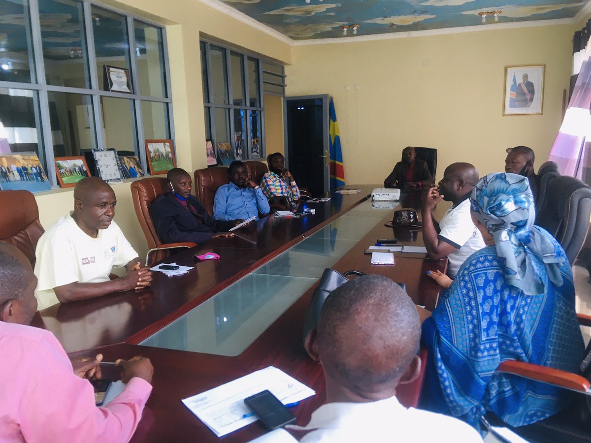 SaemapeN's tweet photo. #Réunion Du directeur provincial du Saemape Nord-kivu #IDOLWA TCHOMBA Thomas avec les coopératives Minières du Nord-Kivu et Féc Mines , Entité de traitement pour harmonisation sur la rétribution de la commission allouer  aux coopératives sur les productions https://t.co/IHQ0QNIEmU